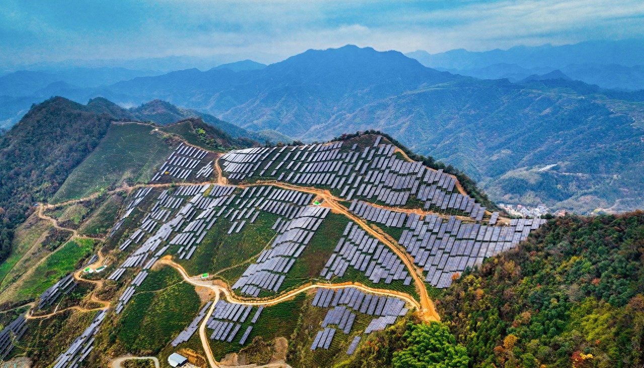 球友体育恒能临安太阳镇太源村11MW茶光互补项目并网发电